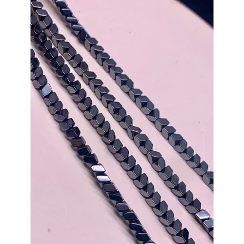 Каменные бусины, Гематит синтетический, пирамида, цвет темное серебро, размер 3х3 мм, длина нити 38 см