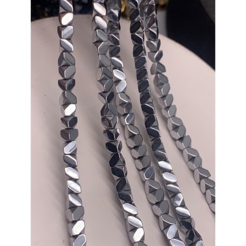 Каменные бусины, Гематит синтетический, пирамида, цвет серебро, размер 4х4 мм, длина нити 38 см