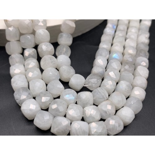 Каменные бусины, Лунный камень, Адуляр, люкс, огранка, кубик 8,5х8,5 мм, длина нити 38 см