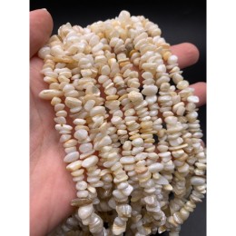 Каменные бусины, Перламутр бежевый, светлый, тонированный, фриформы, 7х4 мм, длина нити 78 см