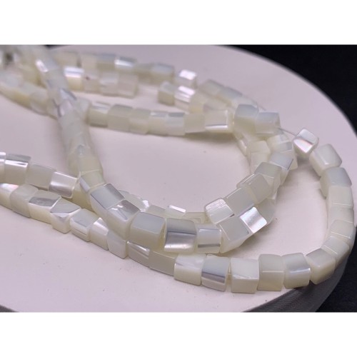 Каменные бусины, Перламутр, белый, кубик гладкий, 4х4 мм, длина нити 38 см