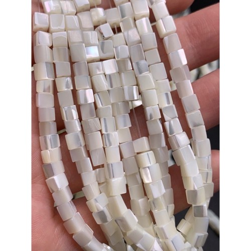 Каменные бусины, Перламутр, белый, кубик гладкий, 4х4 мм, длина нити 38 см