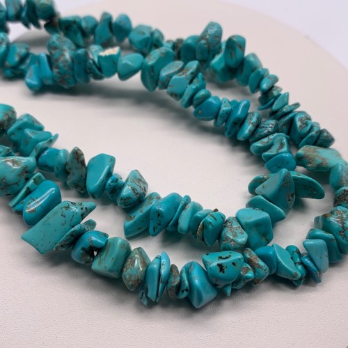 Каменные бусины, Говлит натуральный (т.н. Кахолонг), ярко голубой, фриформы, 7х4 мм, длина нити 78 см