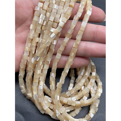 Каменные бусины, Перламутр бежевый, тонированный, кубик гладкий, 3,5-4 мм, длина нити 38 см