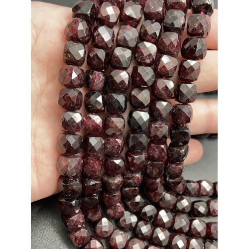 Каменные бусины, Гранат, кубик, огранка, 8х8 мм, длина нити 38 см
