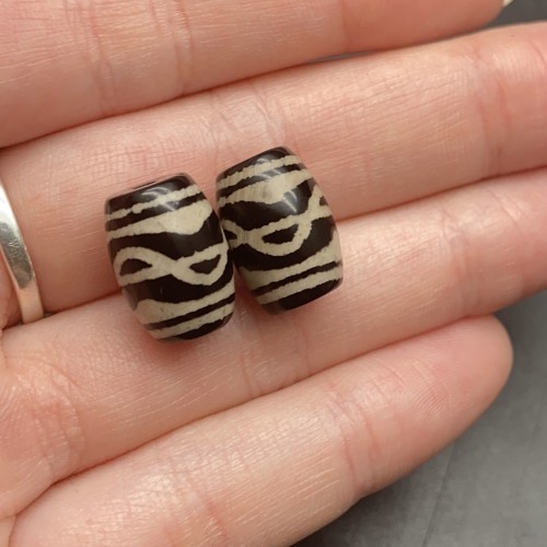 Бусина Дзи "53" из агата, Волны судьбы, размер 12х9 мм, цена за 1 шт