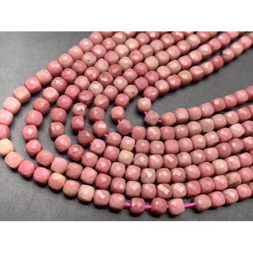 Каменные бусины, Родонит, кубик, ювелирная огранка, 4х4 мм, длина нити 38 см