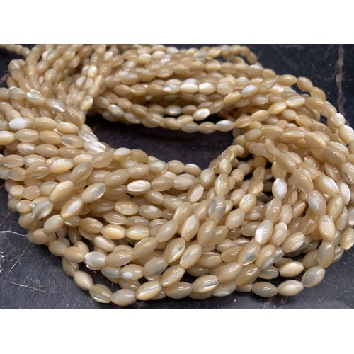 Каменные бусины, Перламутр бежевый, тонированный, рис, 3х5 мм, длина нити 38 см