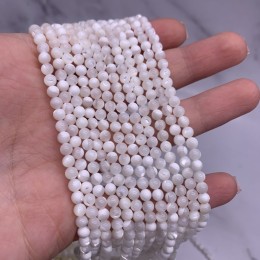 Каменные бусины, Перламутр белый, шарик гладкий, 4-4,5 мм, длина нити 39 см