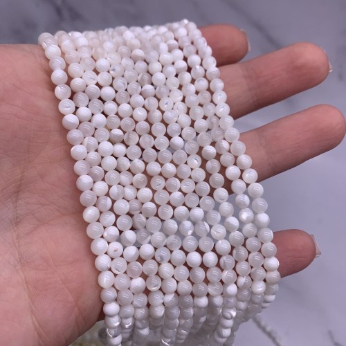 Каменные бусины, Перламутр белый, шарик гладкий, 4-4,5 мм, длина нити 39 см
