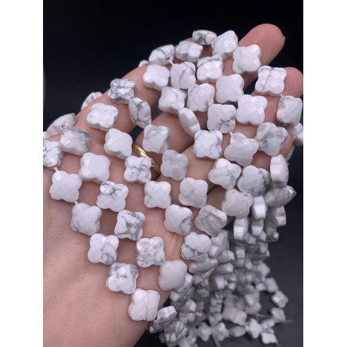 Каменные бусины, Говлит натуральный (т.н. Кахолонг), клевер, в огранке, 13х6 мм, длина нити 19 см, 15 бусин