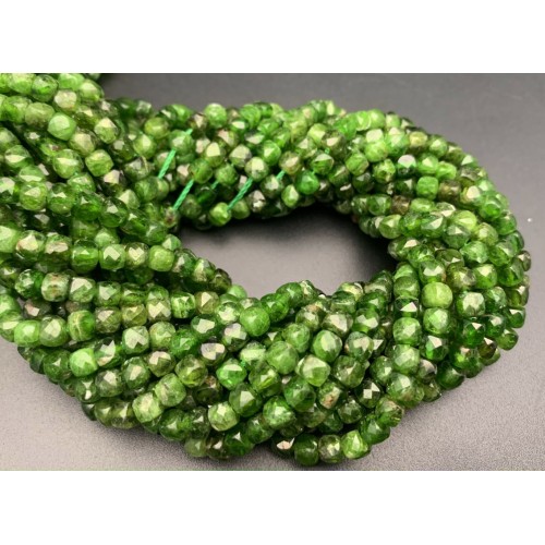 Каменные бусины, Хромдиопсид, кубик, в ювелирной огранке, 4х4 мм, длина нити 38 см