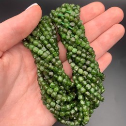 Каменные бусины, Хромдиопсид, кубик, в ювелирной огранке, 4х4 мм, длина нити 38 см