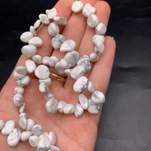 Каменные бусины, Говлит натуральный (т.н. Кахолонг), фриформы, 12х9 мм, длина нити 38 см