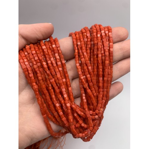 Каменные бусины, Коралл, оранжевый, тонированный, кубик гладкий, 3х3 мм, длина нити 38 см
