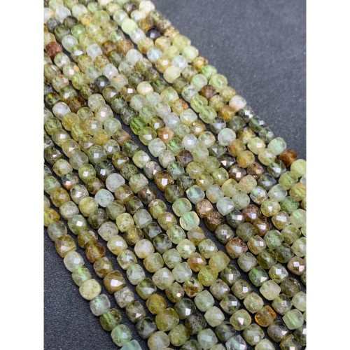 Каменные бусины, Гранат, зеленый, Гроссуляр, кубик, в ювелирной огранке, 4х4 мм, длина нити 38 см