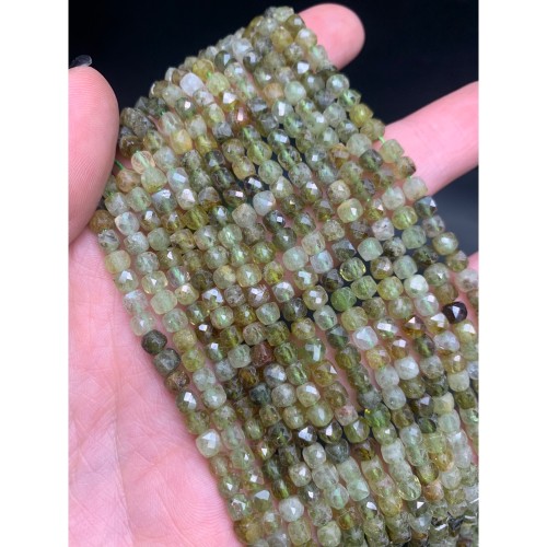 Каменные бусины, Гранат, зеленый, Гроссуляр, кубик, в ювелирной огранке, 4х4 мм, длина нити 38 см