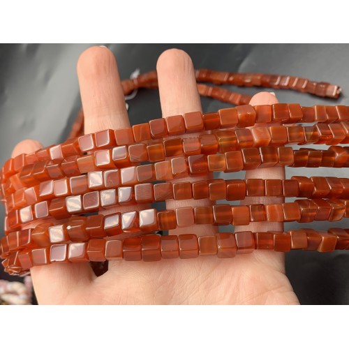 Каменные бусины, Сердолик (Карнеол), кубик гладкий, 6х6 мм, длина нити 40 см