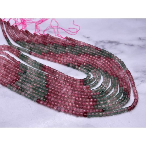 Каменные бусины, Клубничный кварц (арбузный), кубик, зеркальная огранка, 4,5х4,5 мм, длина нити 38 см