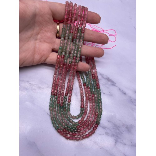 Каменные бусины, Клубничный кварц (арбузный), кубик, зеркальная огранка, 4,5х4,5 мм, длина нити 38 см