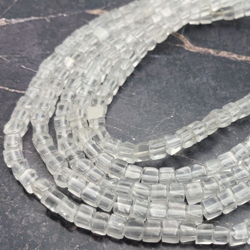 Каменные бусины, Горный хрусталь, кубик гладкий, 4х4 мм, длина нити 38 см