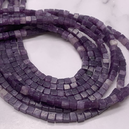 Каменные бусины, Лепидолит, кубик гладкий, 4х4 мм, длина нити 38 см