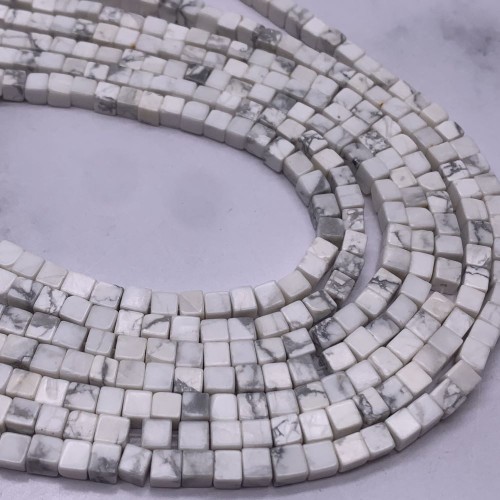 Каменные бусины, Говлит натуральный (т.н. Кахолонг), кубик гладкий, 4х4 мм, длина нити 38 см