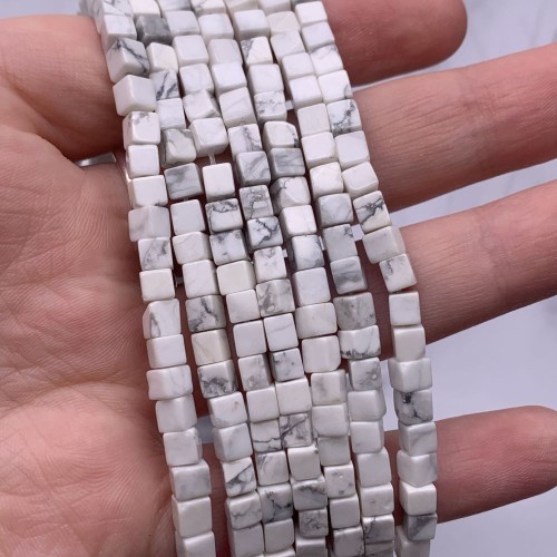 Каменные бусины, Говлит натуральный (т.н. Кахолонг), кубик гладкий, 4х4 мм, длина нити 38 см