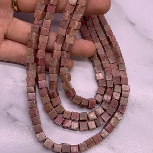 Каменные бусины, Родонит, кубик гладкий, 6х6 мм, длина нити 38 см