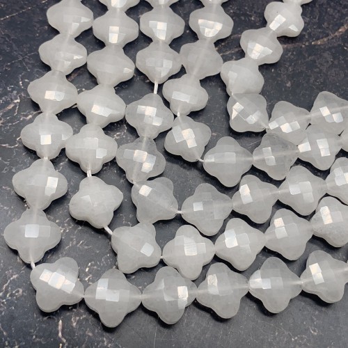 Каменные бусины, Жадеит белый, клевер, в огранке, 13х6 мм, длина нити 19 см, 15 бусин