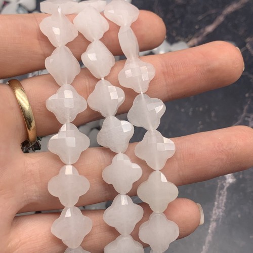 Каменные бусины, Жадеит белый, клевер, в огранке, 13х6 мм, длина нити 19 см, 15 бусин