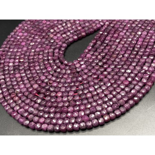 Каменные бусины, Рубин (Корунд), кубик огранка, 4х4 мм, длина нити 38 см