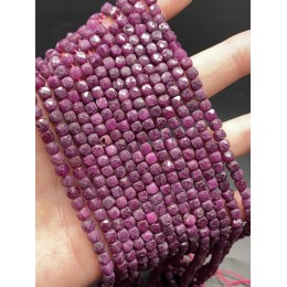 Каменные бусины, Рубин (Корунд), кубик огранка, 4х4 мм, длина нити 38 см