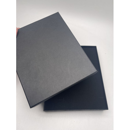 Подарочная коробочка, с ложементом, картонная, черная, матовая, размер 190х160х35 мм